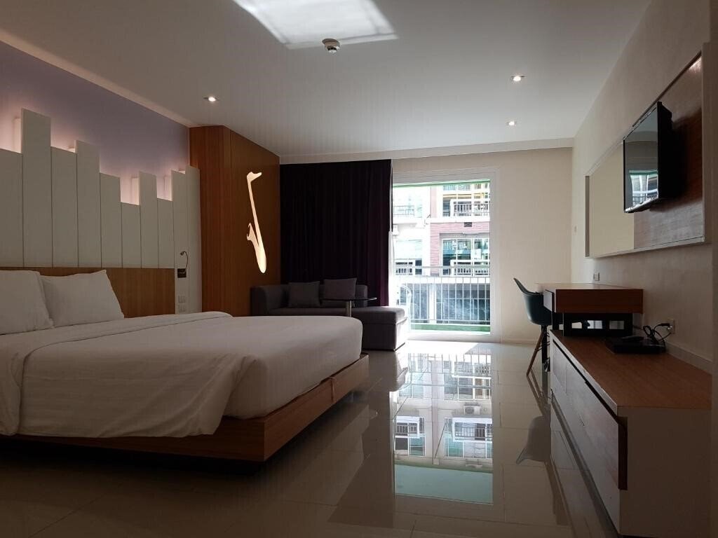 Фото The Whisper Hotel 3*