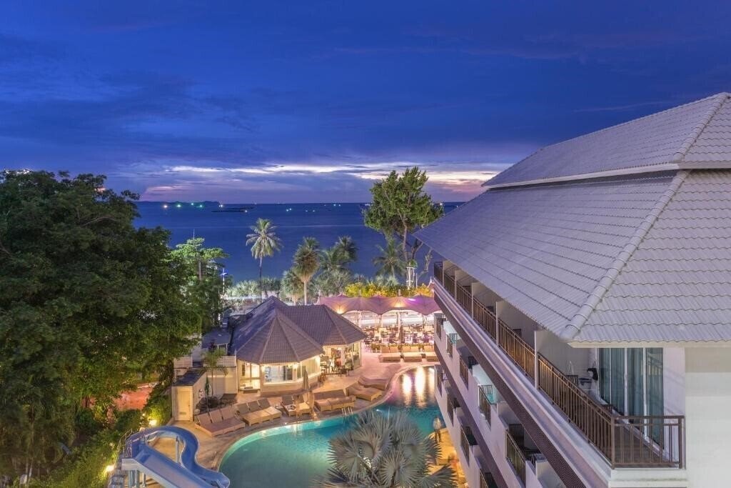 Отель Pattaya Discovery Beach Hotel 4*