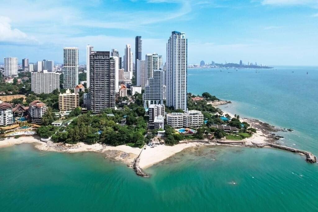 Отель Mayaana Beach Resort Pattaya 4*