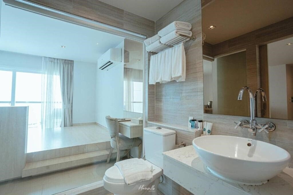 Фотографія Worita Cove Hotel 4*