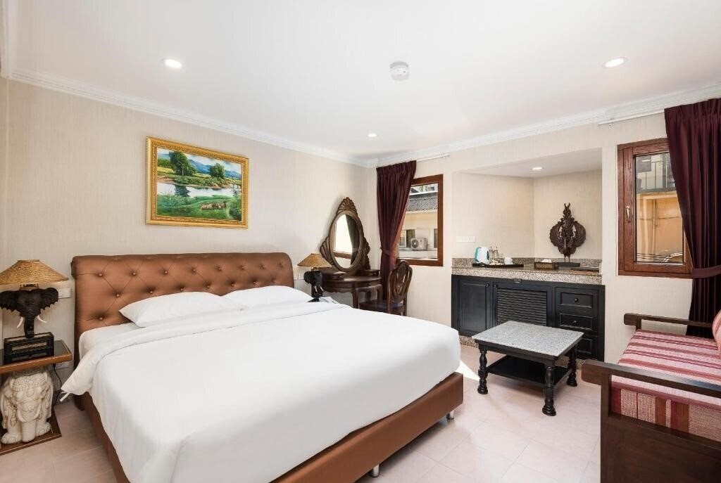 Отель The Ambiance Hotel 3*