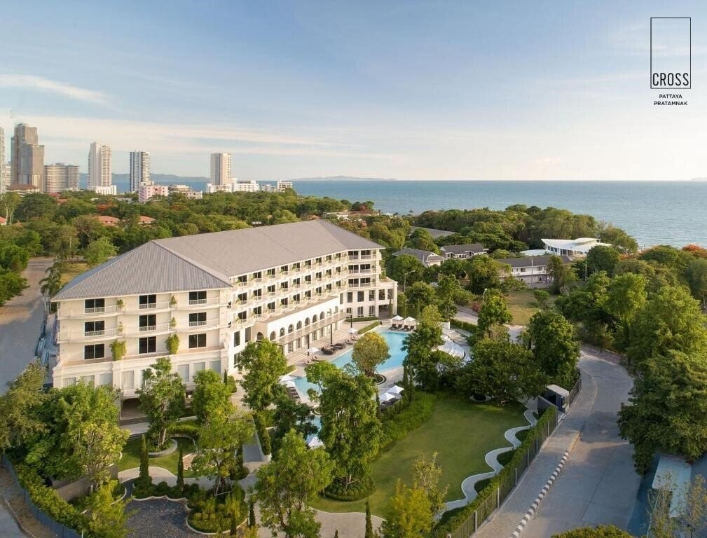 Готель Cross Pattaya Pratamnak 5*