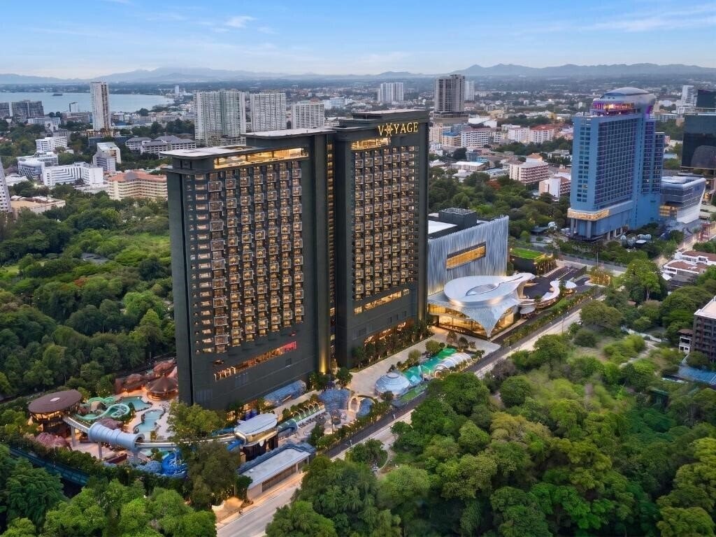 Отель Grande Centre Point Voyage Pattaya 5*