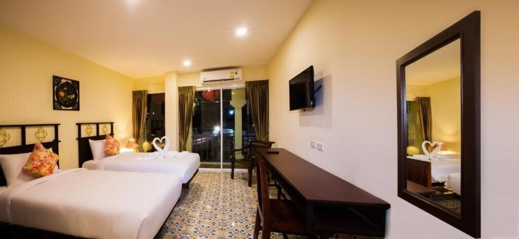 Отель Le Hua Phuket 3*