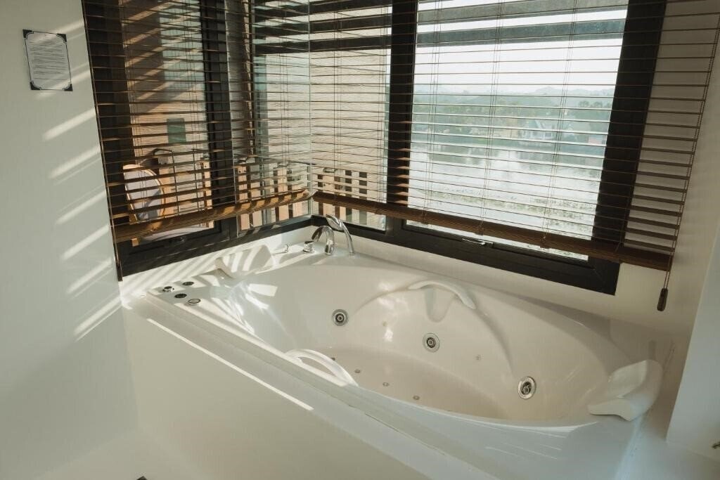 Изображение Natee The Riverfront Hotel Kanchanaburi 4*