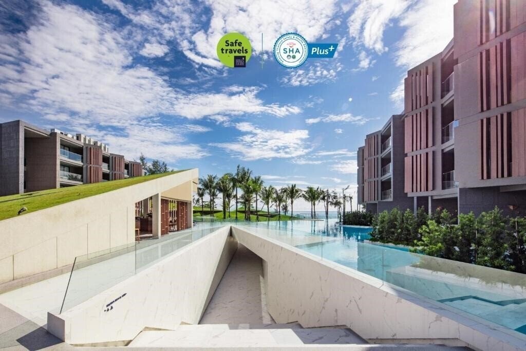 Отель La Vela Khao Lak 5*