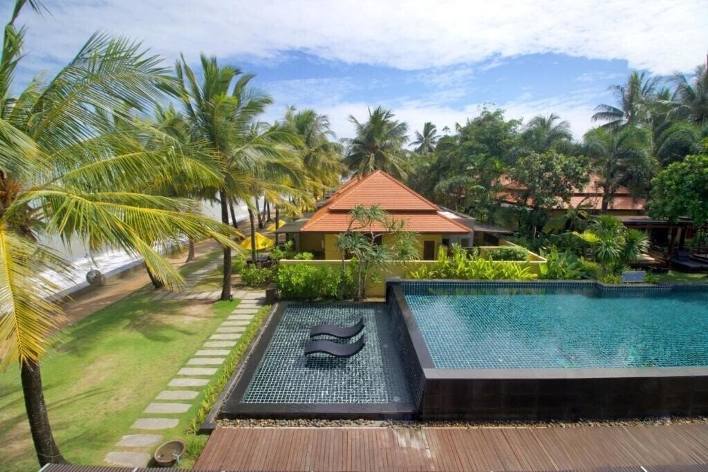Отель Chong Fah Beach Resort 4*