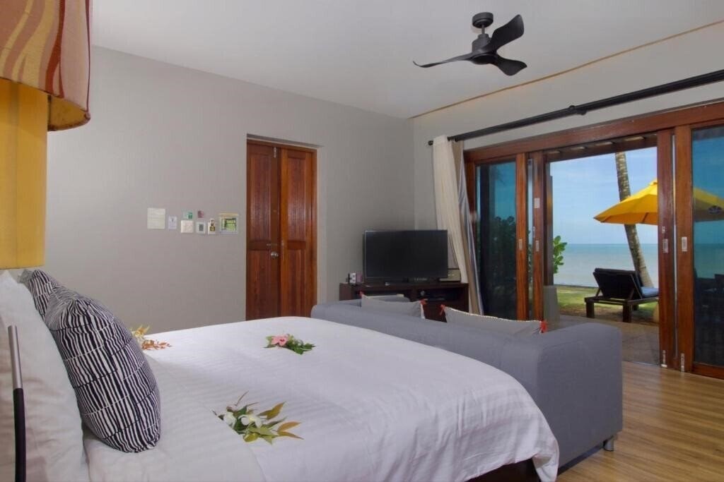Картинка Chong Fah Beach Resort 4*