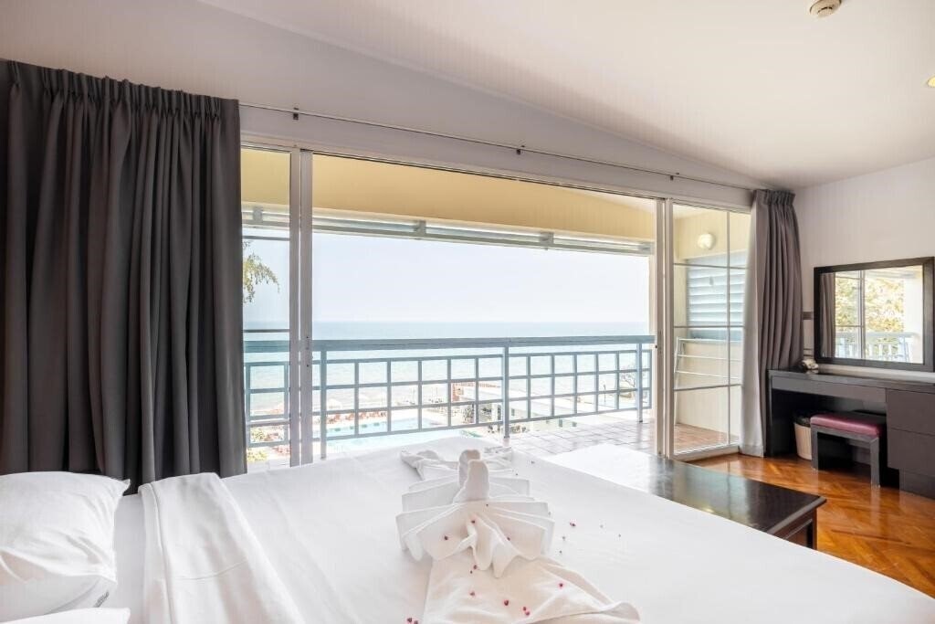 Фото Chom View Hotel Hua Hin 3*