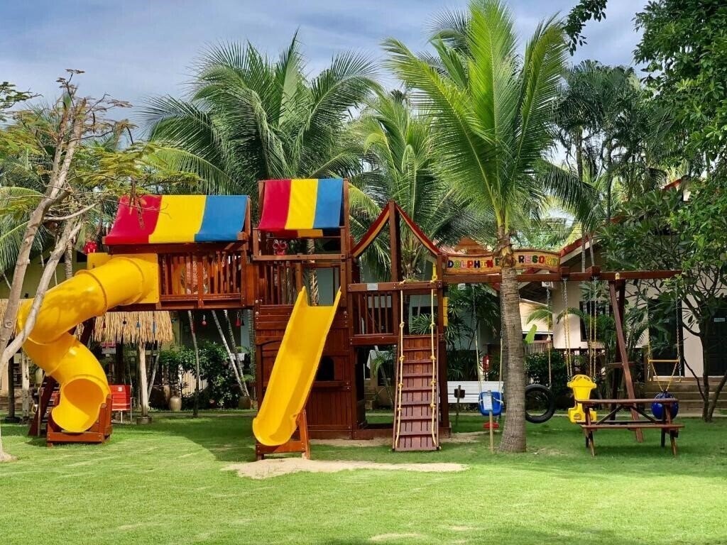 Отель Dolphin Bay Resort 3*