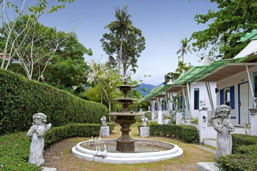 Отель The White Knot Resort 3*