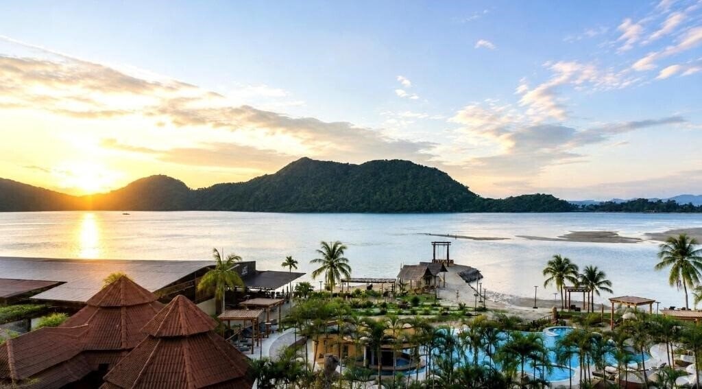 Отель Furama Xclusive Resort & Spa Aiyabura 5*