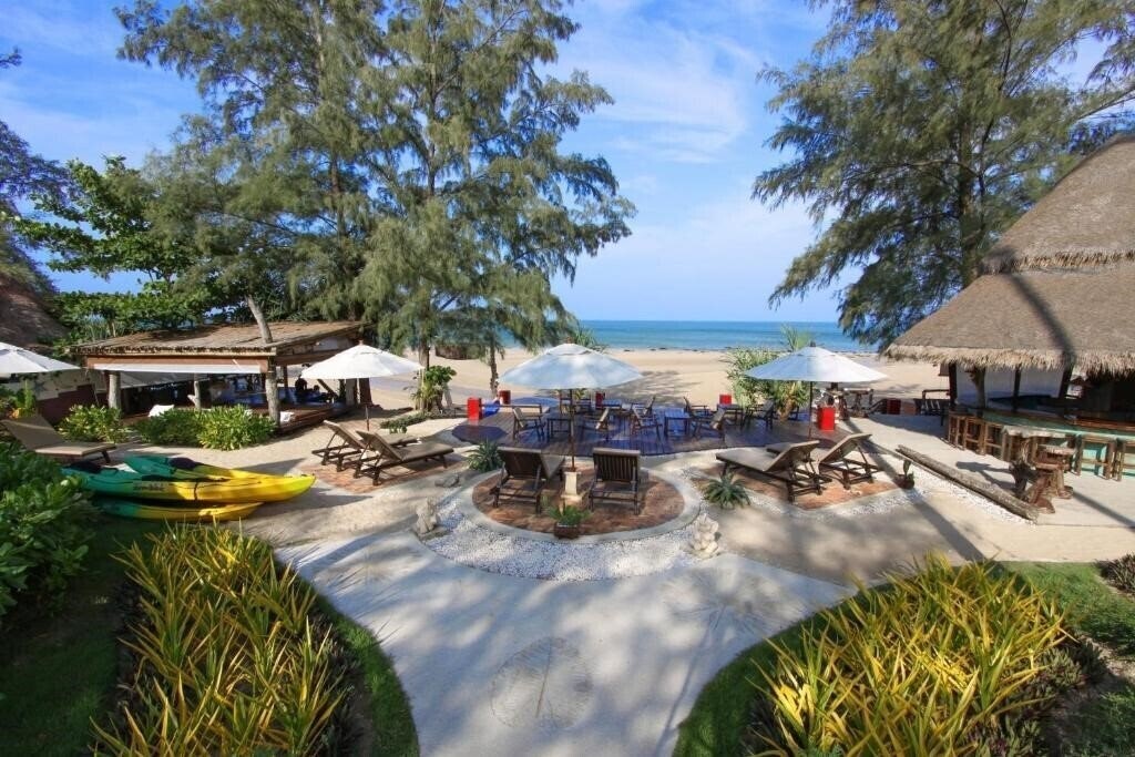 Отель Lanta Castaway Beach Resort 3*