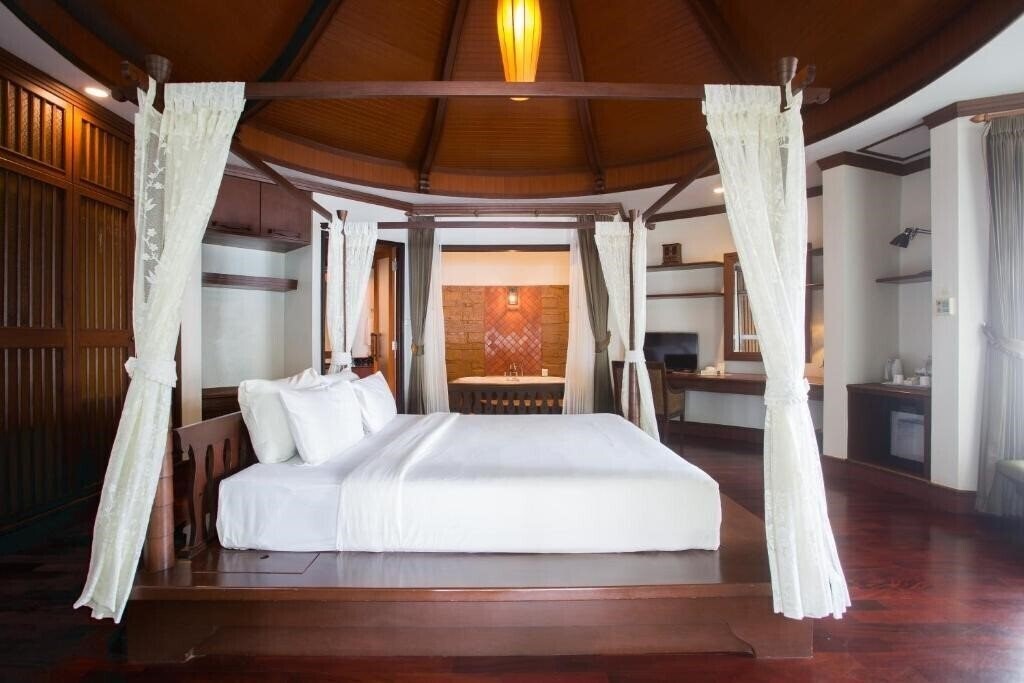 Отель Golden Beach Resort 4*