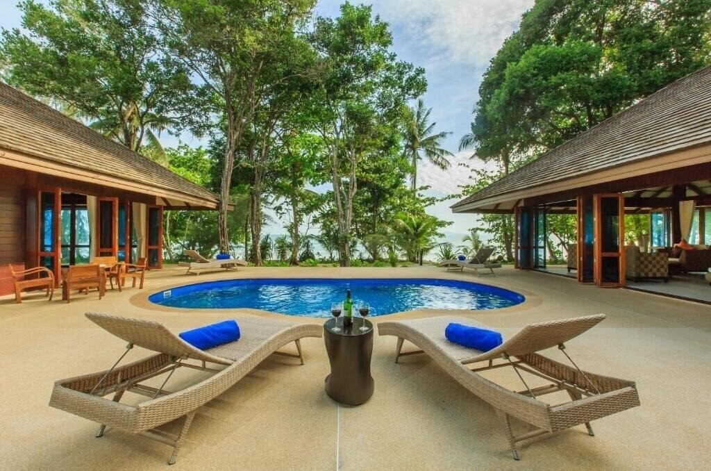 Отель Koh Jum Beach Villas 4*