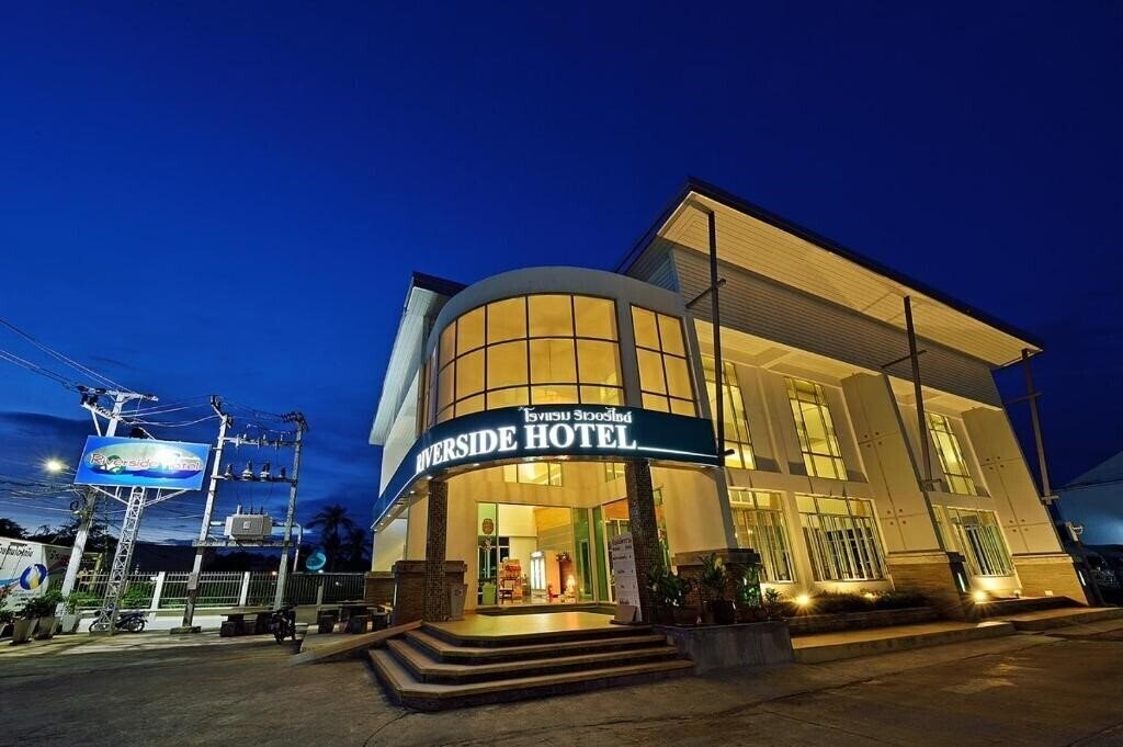 Отель Riverside Hotel 2*