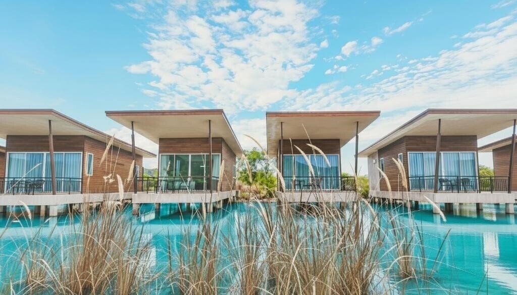 Отель Amantra Lake View Resort 3*