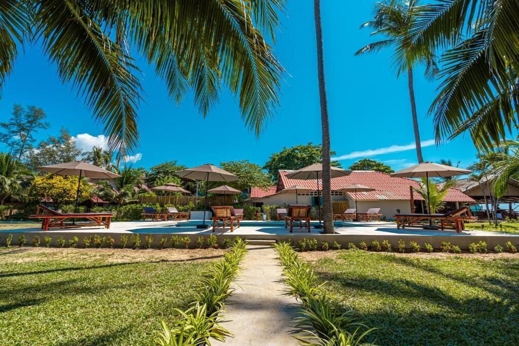 Отель Lanta Beachfront Resort 3*