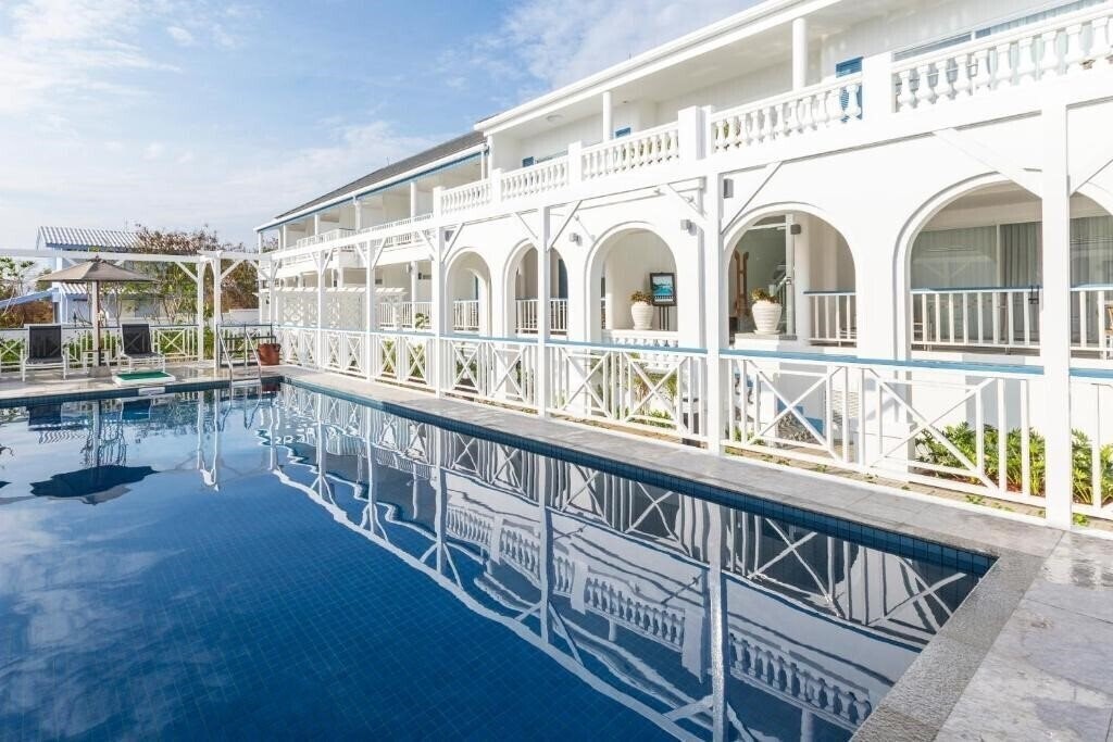 Отель Somewhere Koh Sichang 3*