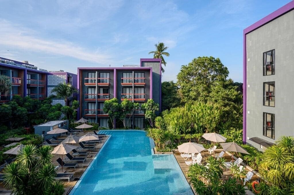 Отель Holiday Inn Express Patong Beach Central 3*