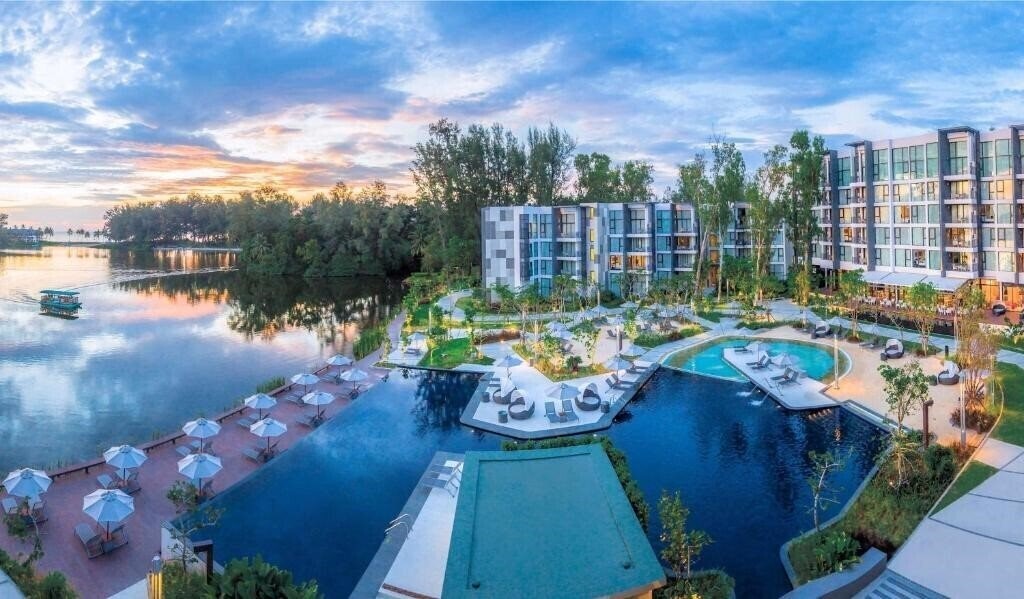 Отель Cassia Phuket 4*