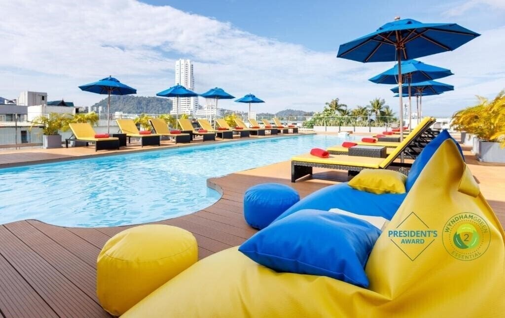 Отель Days Inn by Wyndham Patong Beach 3*