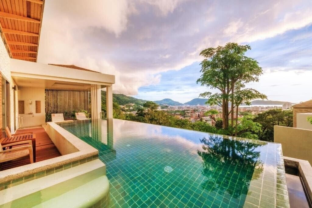 Готель Club Wyndham Patong Hill Phuket 5*