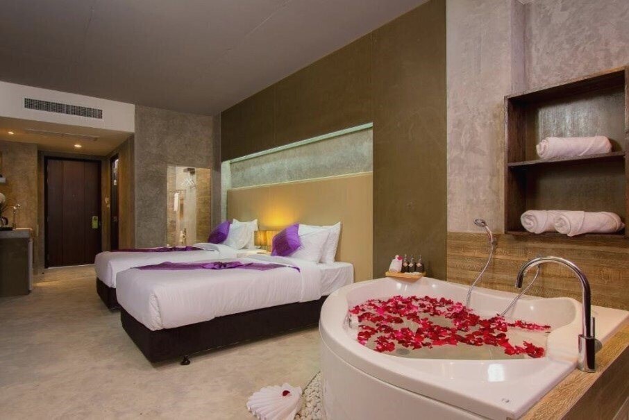 Фотографія The Luxur Boutique Hotel Patong 3*