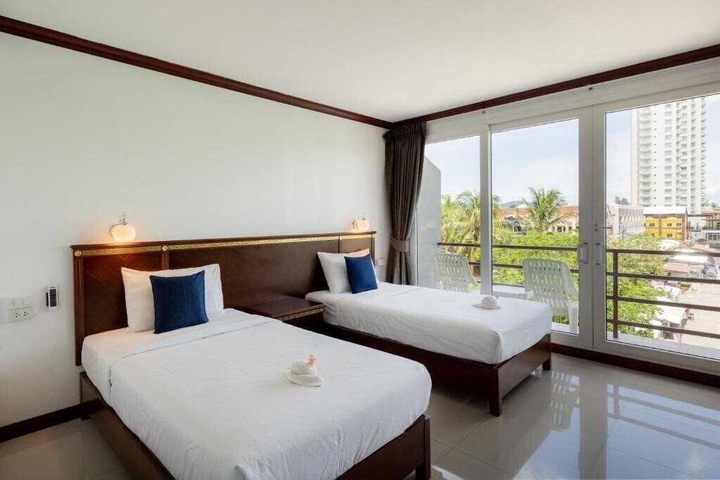 Отель Hotel De Karon 3*