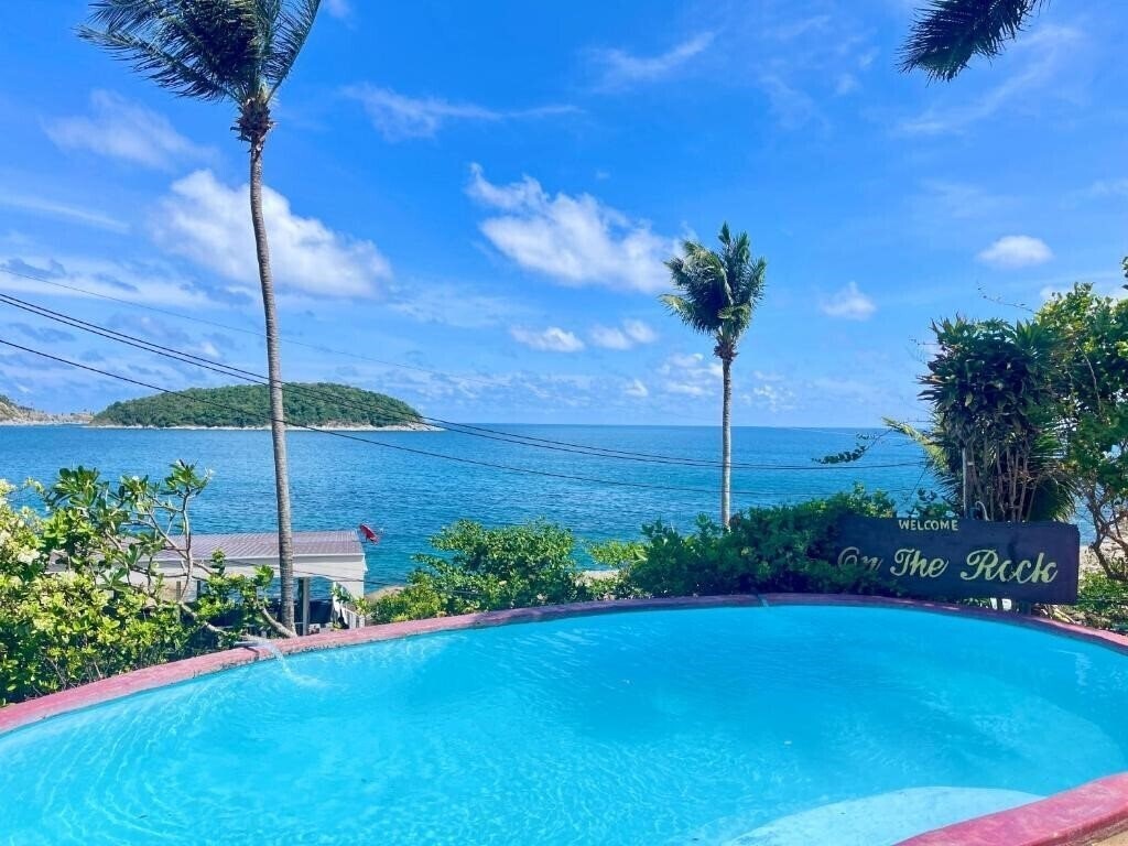 Готель Naiharn On The Rock Resort 3*