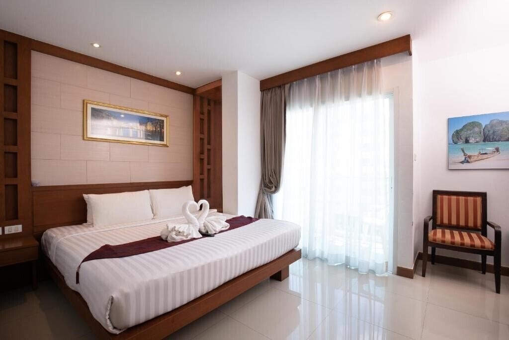 Отель Expat Hotel Patong Center 3*