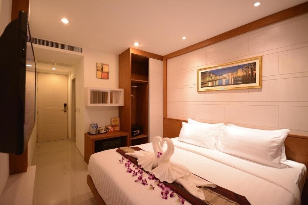 Фото Expat Hotel Patong Center 3*