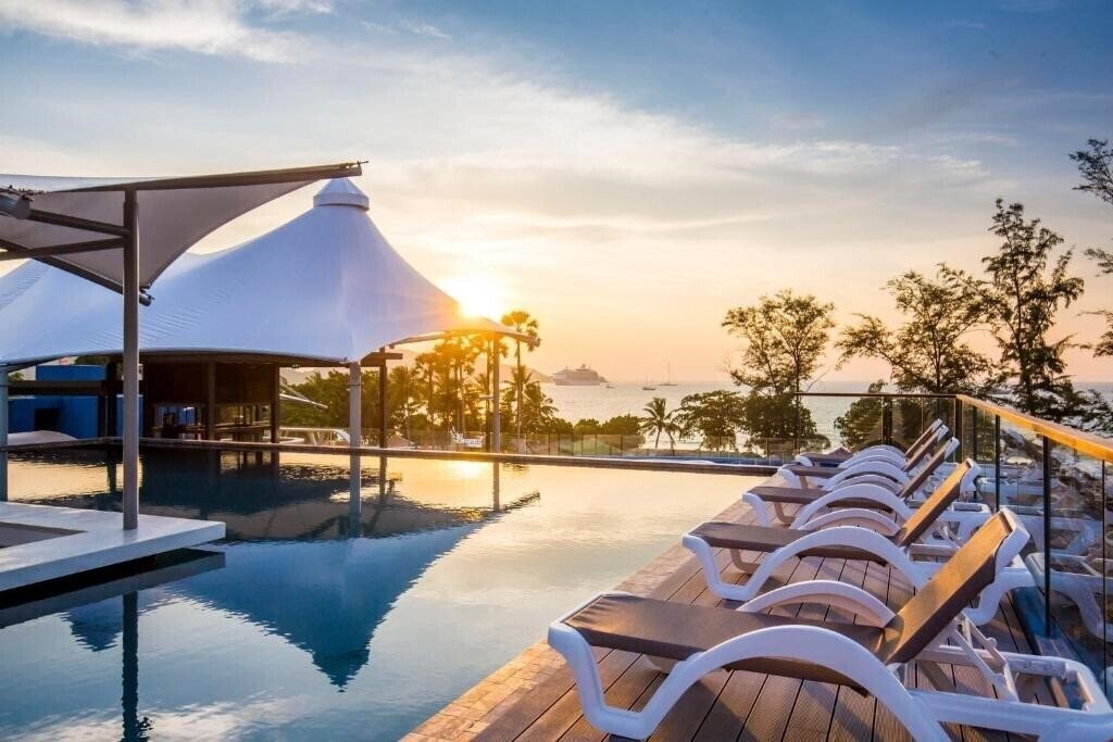 Отель Beyond Hotel At Patong 4*