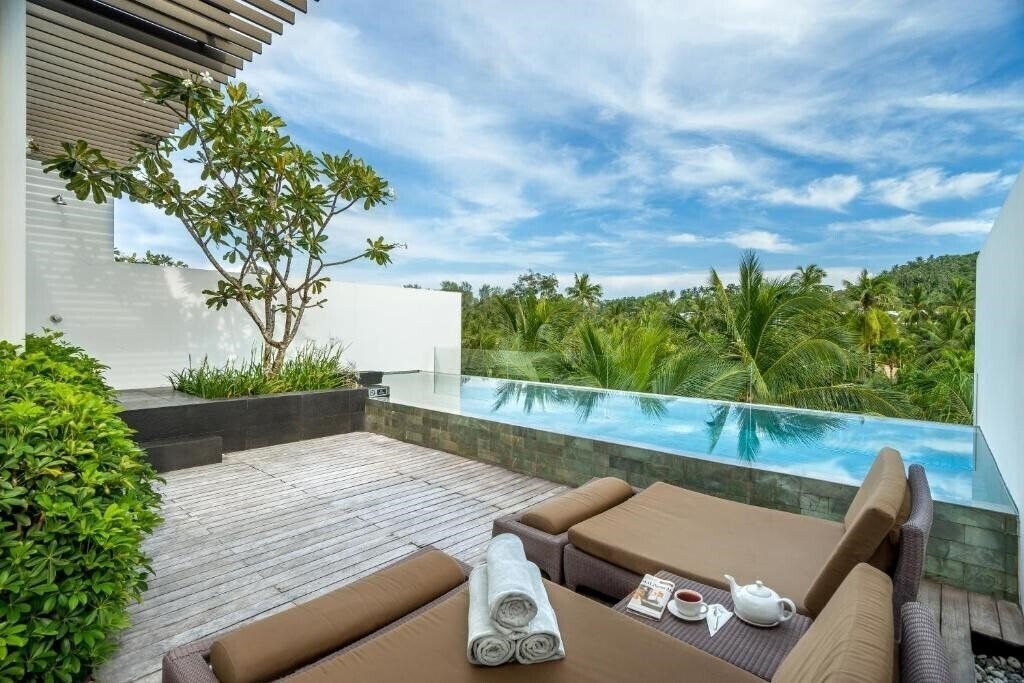 Картинка Twinpalms Surin Beach Phuket 5*