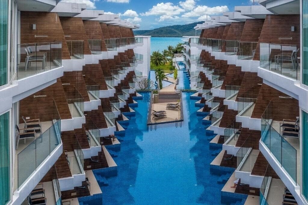 Готель Best Western Plus The Beachfront 4*