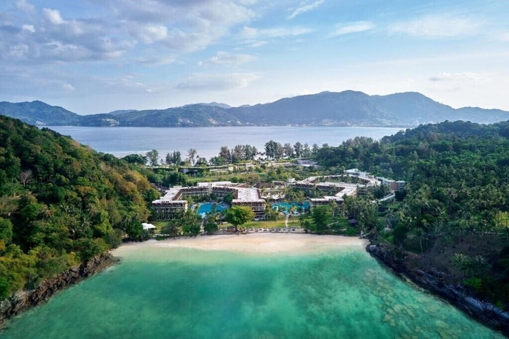 Отель Merlin Beach Resort 4*