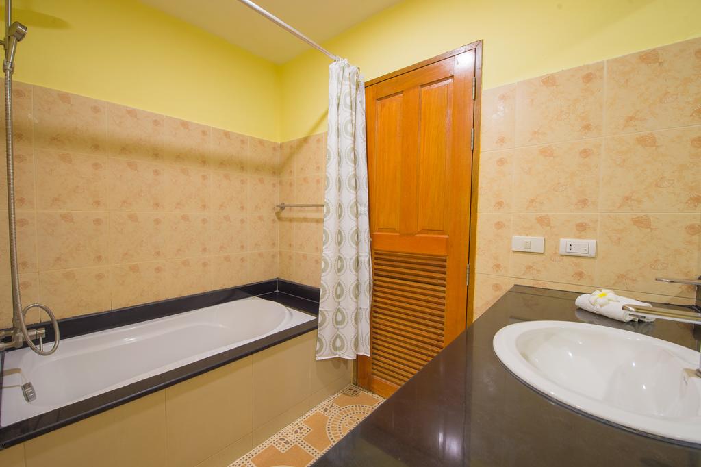 Зображення Chalong Beach Hotel & Spa 4*