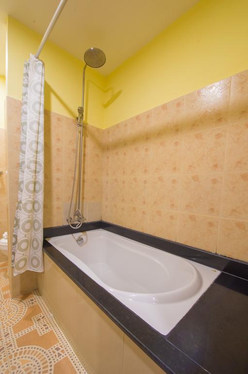 Картинка Chalong Beach Hotel & Spa 4*