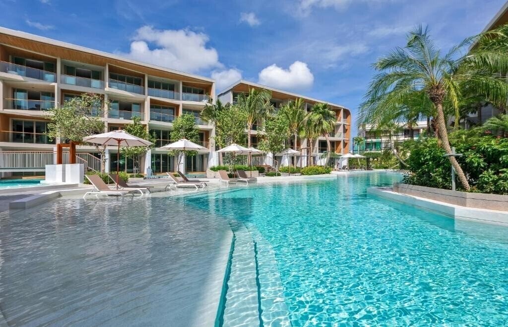 Готель Wyndham Nai Harn Beach 5*