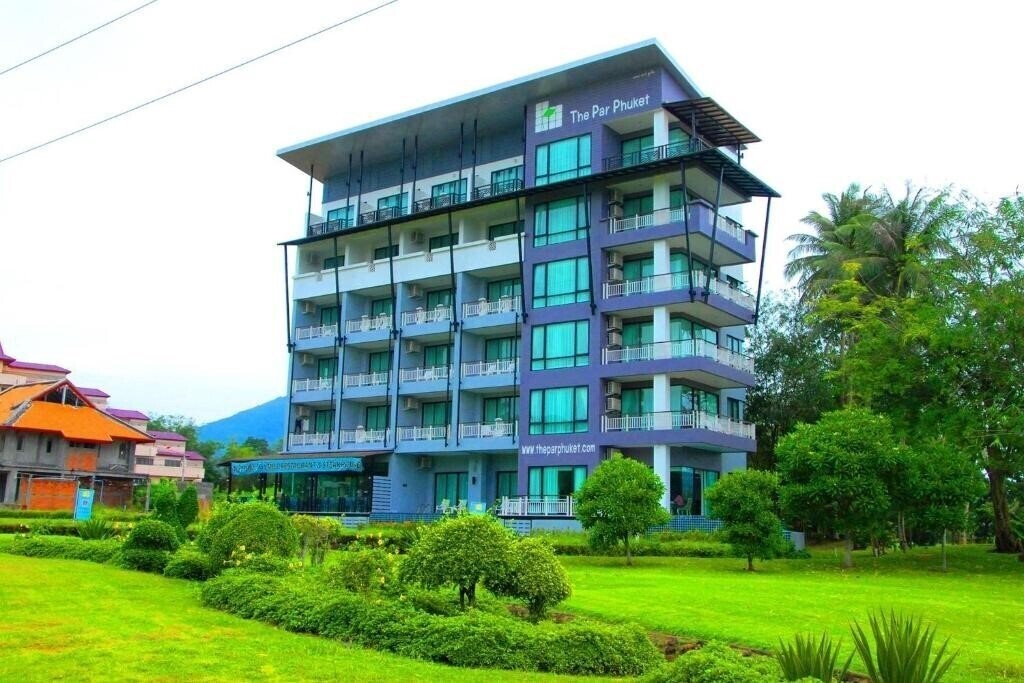 Готель The Par Phuket 4*
