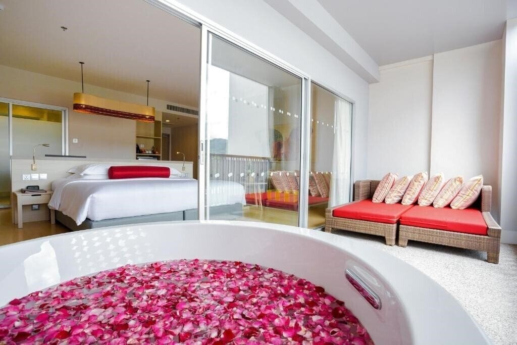 Фото Ramada by Wyndham Phuket Deevana Patong 4*