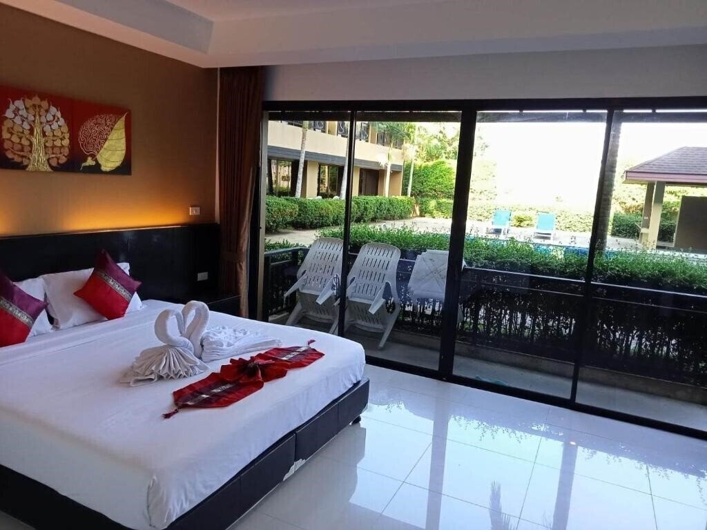 Фото Naiyang Beach Hotel SHA Plus (ex. Capital O 486 Naiyang Beach Hotel) 3*