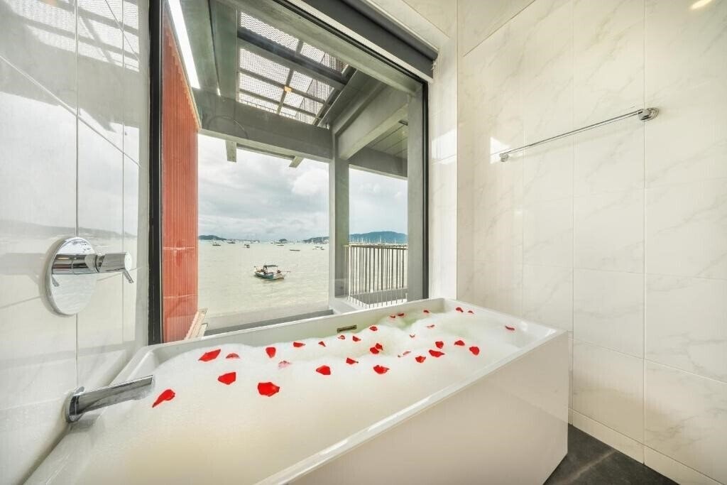 Фото Arch 39 Beach Front Phuket 3*