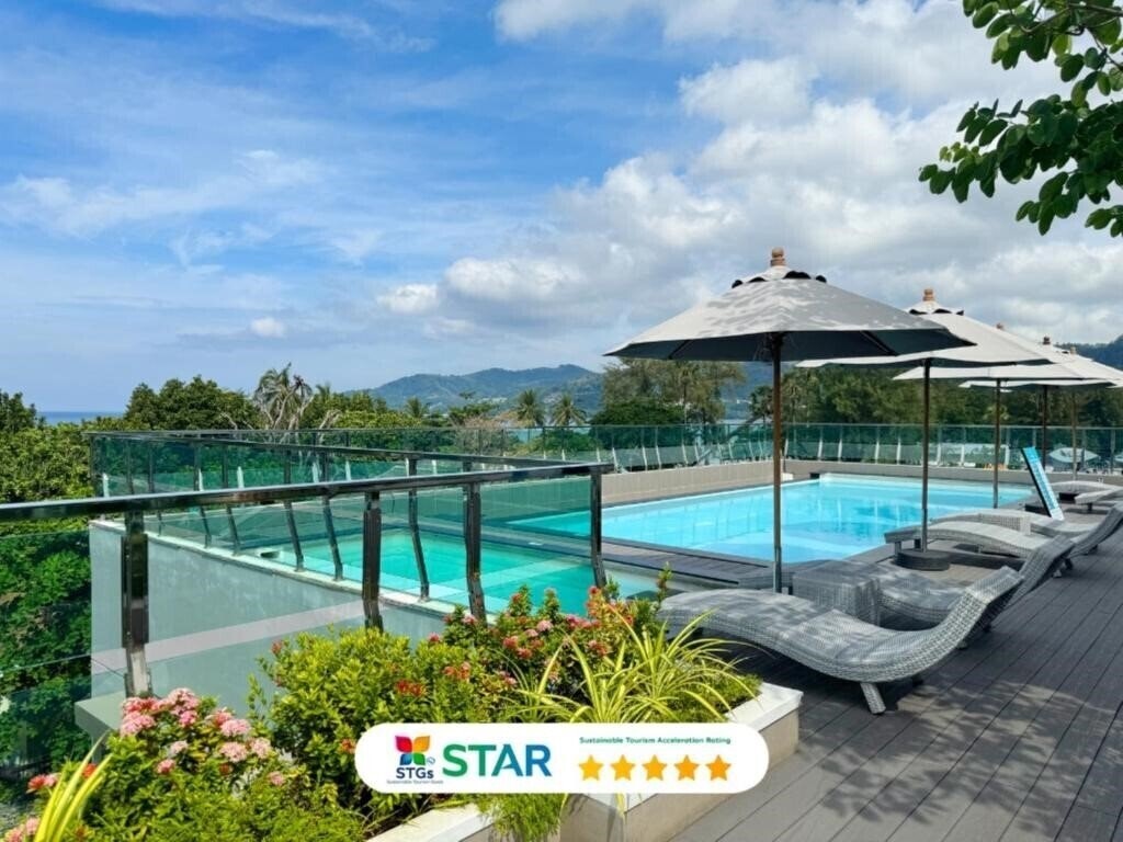 Отель Clarion Hotel Patong Beach 4*