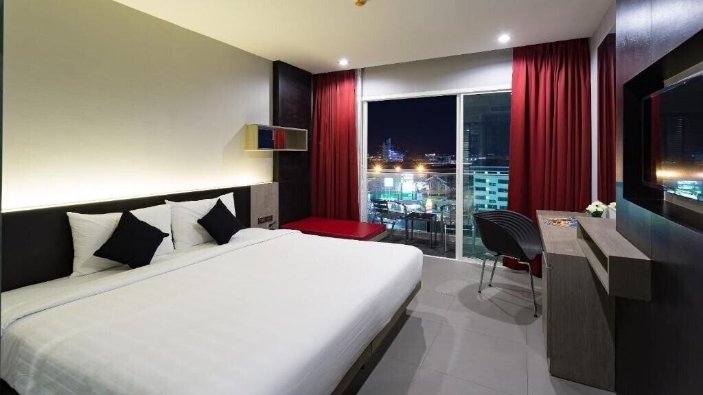 Фотографія Neon Patong Hotel 4*