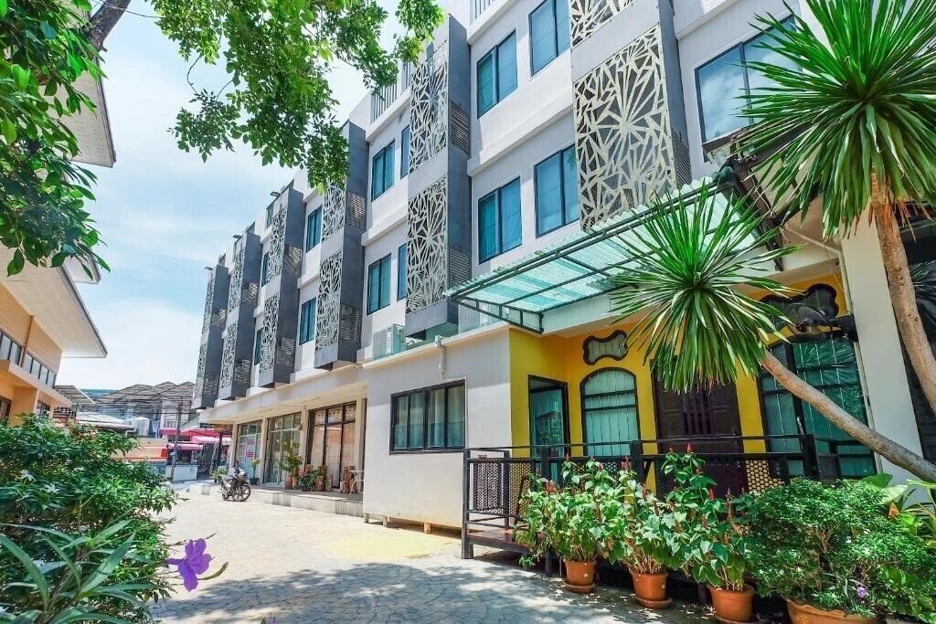 Отель The Little Nest Phuket Hotel 2*