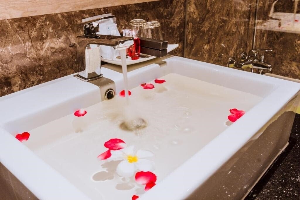 Фотографія Airport Beach Hotel Phuket 4*