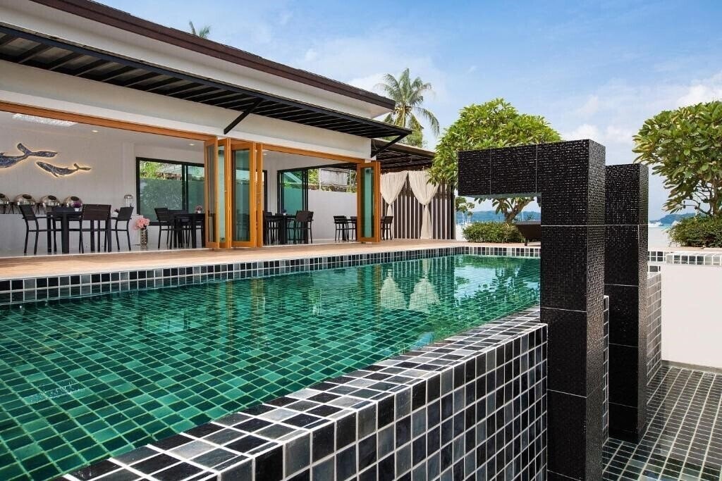 Отель Nariya Bayfront Phuket 4*