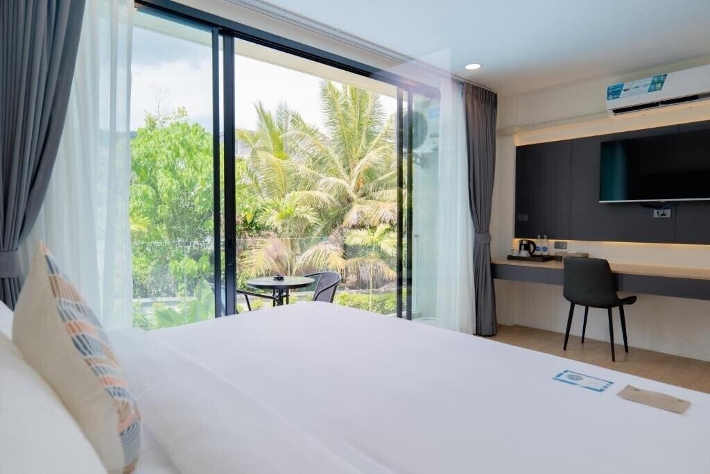 Фотографія Seaside Naithon Phuket 4*