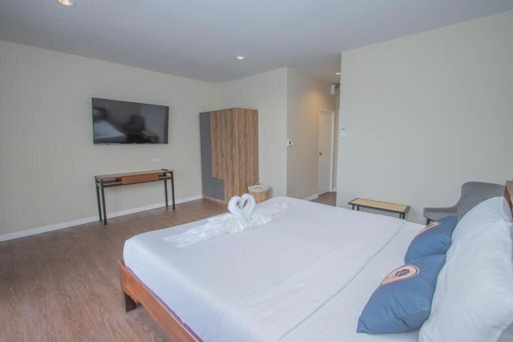 Фото Roomquest The Peak Patong Hill 3*